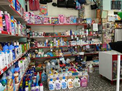 Dietro al bancone, posto tra mille e colorati prodotti...